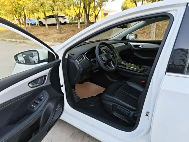 Roewe i6 MAX EV — Фото автомобиля 15