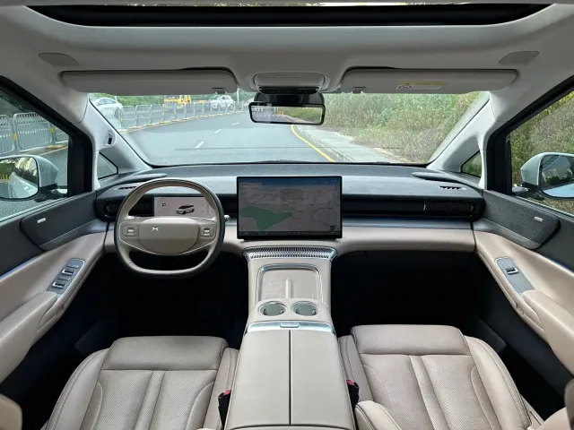 Xpeng X9 — Фото автомобиля 13