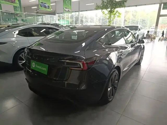 Tesla Model 3 — Фото автомобиля 6