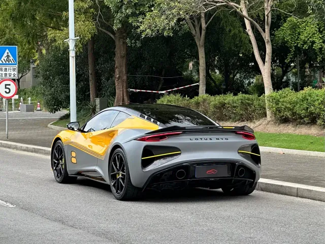 Lotus Emira — Фото автомобиля 5