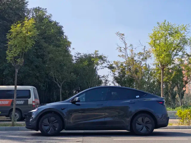 Tesla Model Y — Фото автомобиля 5