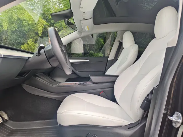 Tesla Model Y — Фото автомобиля 23