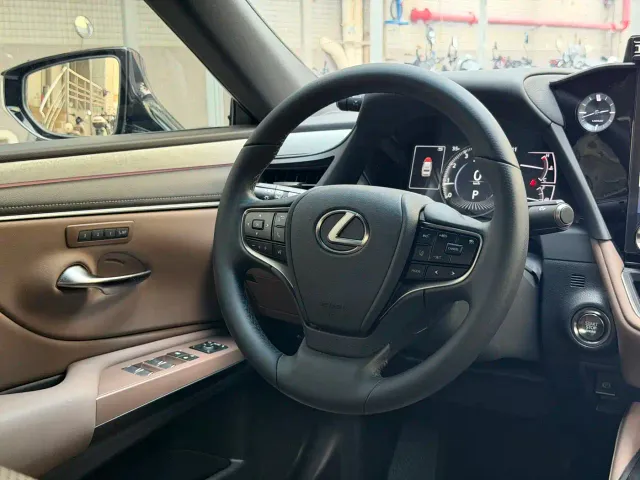 Lexus ES — Фото автомобиля 12