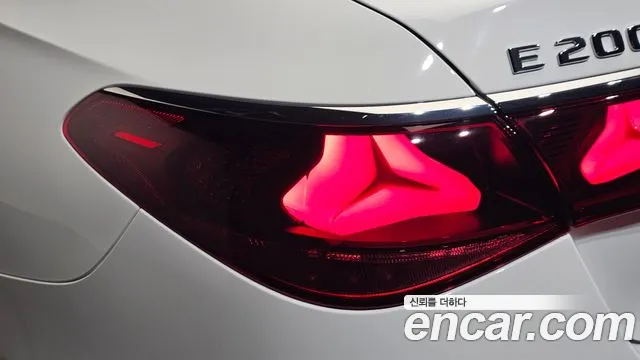 Mercedes-Benz E-Class — Фото автомобиля 20