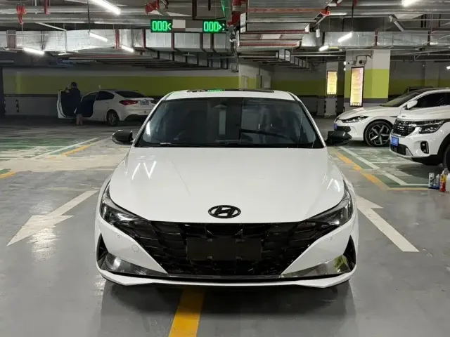 Hyundai Elantra 2022 1.5L CVT LUX Premium Edition — Фото автомобиля 3