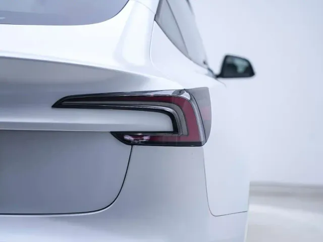 Tesla Model 3 — Фото автомобиля 19