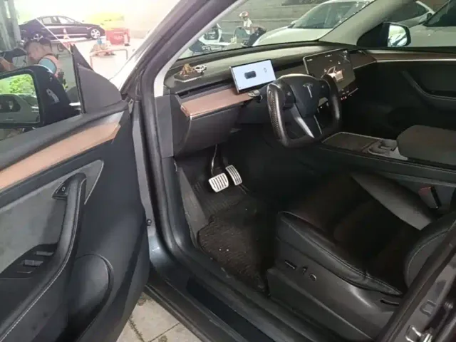 Tesla Model Y — Фото автомобиля 11