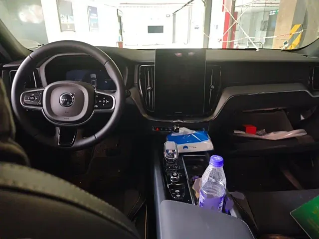 Volvo XC60 — Фото автомобиля 5