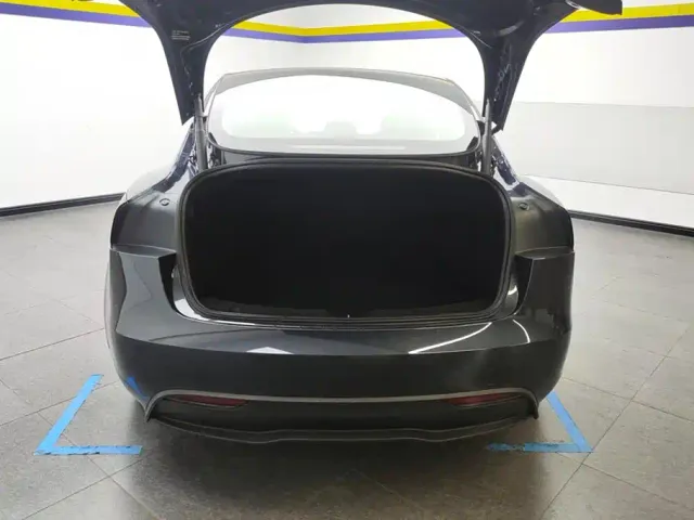 Tesla Model 3 — Фото автомобиля 4