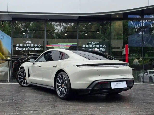 Porsche Taycan — Фото автомобиля 2