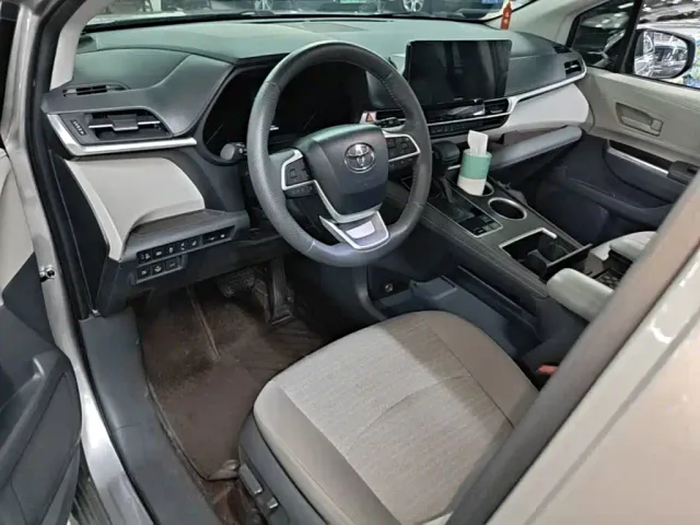 Toyota Sienna — Фото автомобиля 9