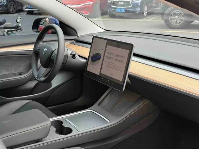 Tesla Model 3 — Фото автомобиля 11