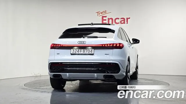 Audi Q5 40 TFSI quattro Sportback S Line — Фото автомобиля 3