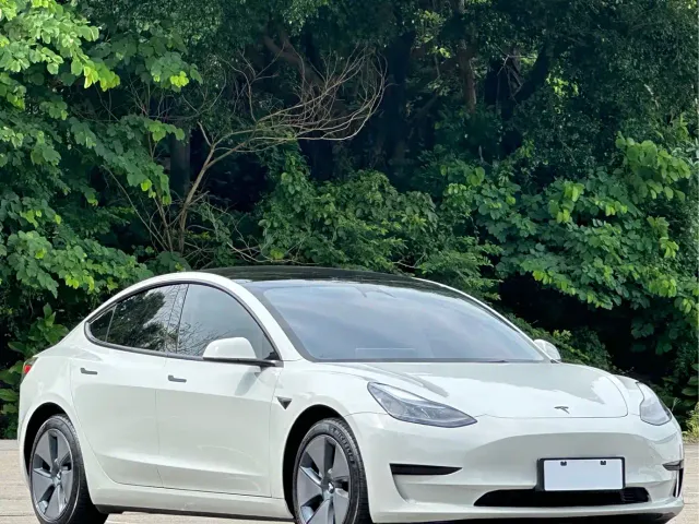 Tesla Model 3 — Фото автомобиля 3
