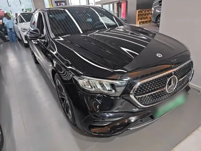 Mercedes-Benz E-Class — Фото автомобиля 3
