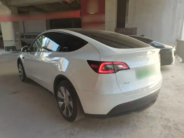 Tesla Model Y — Фото автомобиля 4