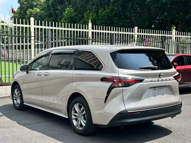 Toyota Sienna — Фото автомобиля 6