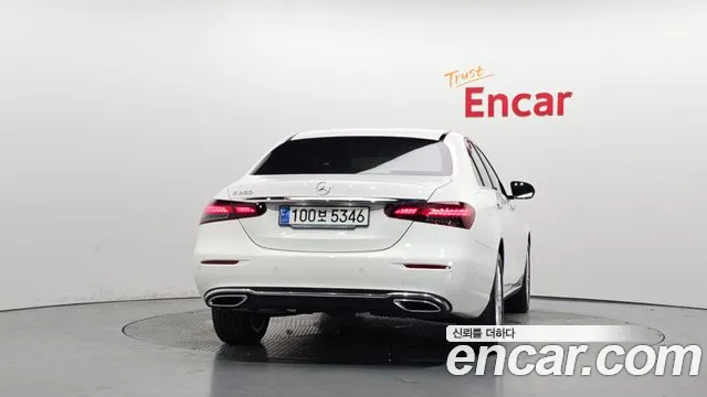 Mercedes-Benz E-Class — Фото автомобиля 4