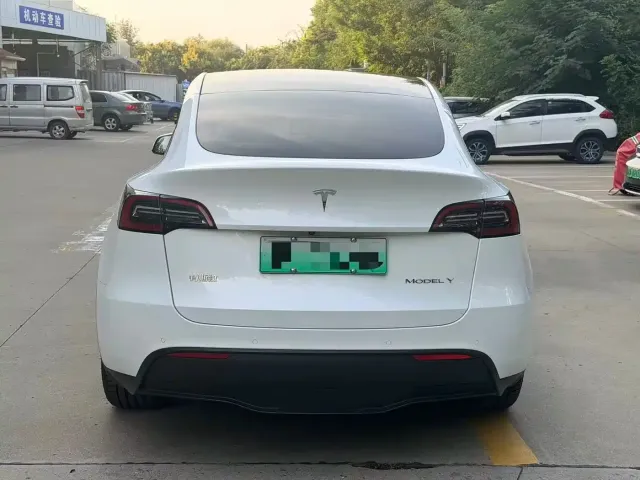 Tesla Model Y — Фото автомобиля 4