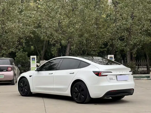 Tesla Model 3 — Фото автомобиля 9