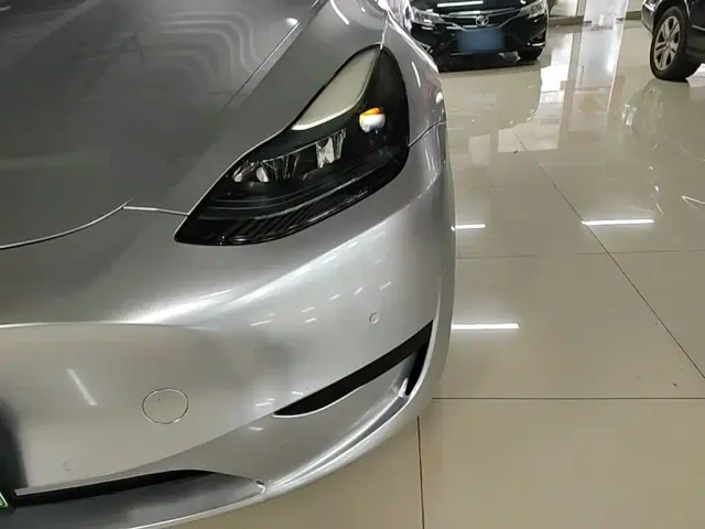 Tesla Model Y — Фото автомобиля 23