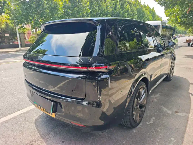 Li Auto L8 — Фото автомобиля 12