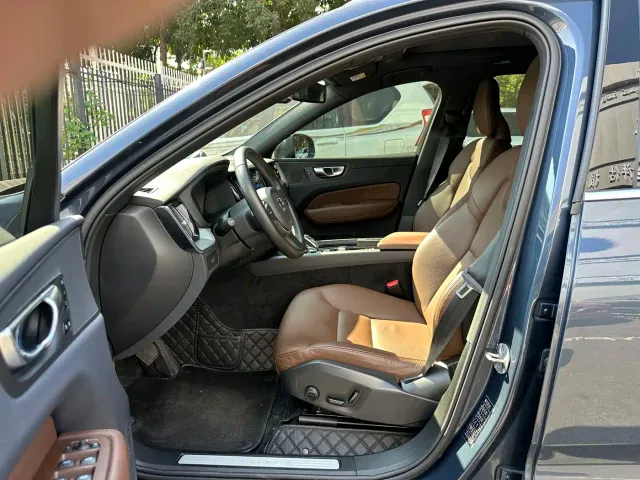 Volvo XC60 — Фото автомобиля 6