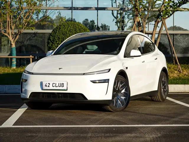 Фотография автомобиля — Tesla Model Y L