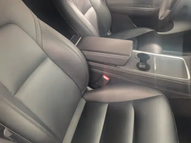 Tesla Model Y — Фото автомобиля 8