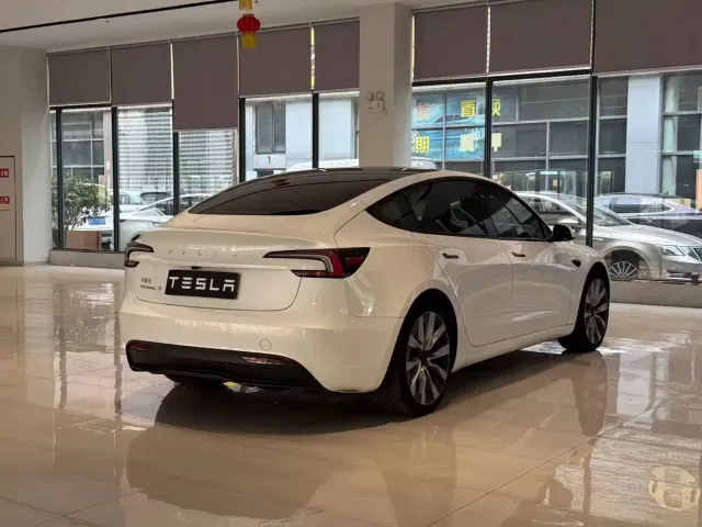 Tesla Model 3 — Фото автомобиля 9