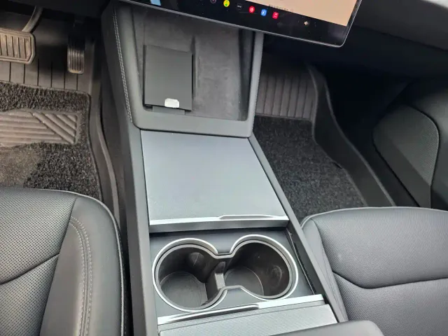 Tesla Model 3 — Фото автомобиля 10