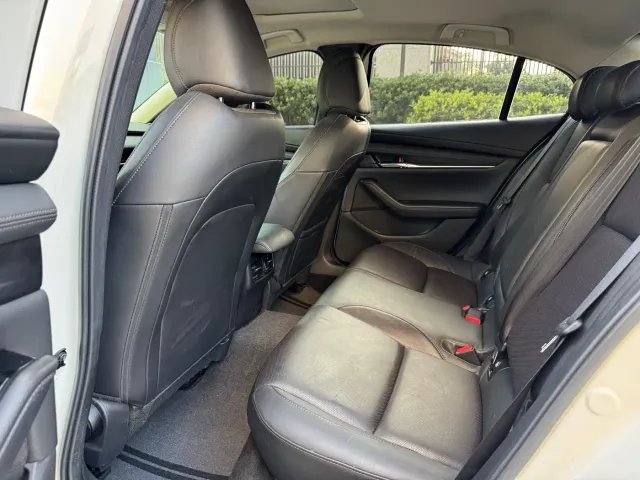 Mazda Axela — Фото автомобиля 5