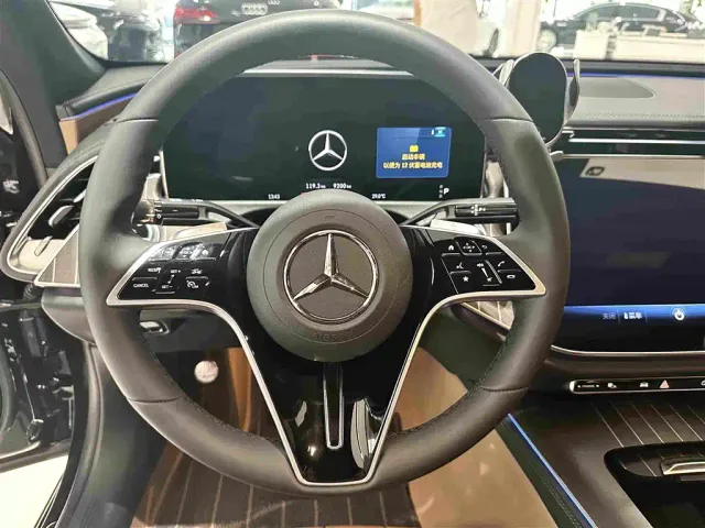 Mercedes-Benz E-Class — Фото автомобиля 8