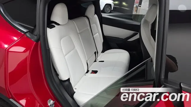 Tesla Model Y — Фото автомобиля 12