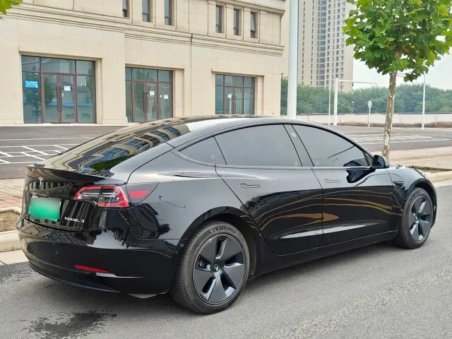 Tesla Model 3 — Фото автомобиля 14