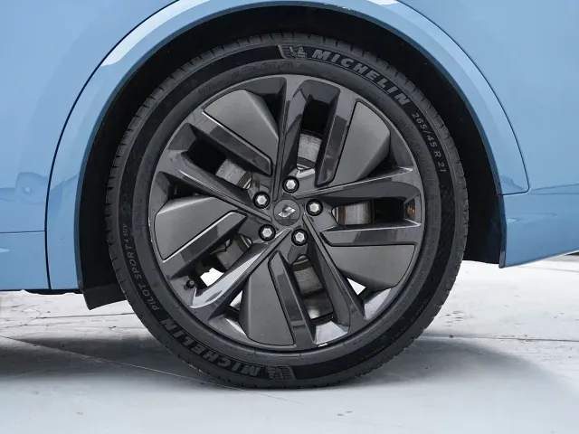 Li Auto L8 — Фото автомобиля 10