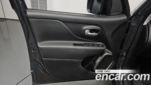Jeep Renegade — Фото автомобиля 20