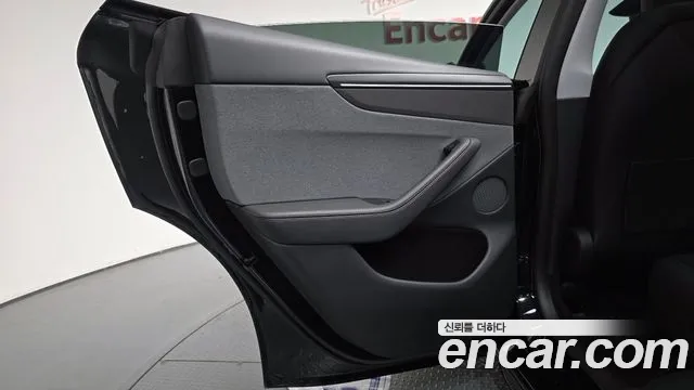 Tesla Model Y — Фото автомобиля 22