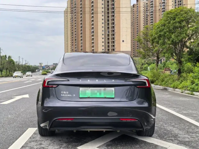 Tesla Model 3 — Фото автомобиля 5