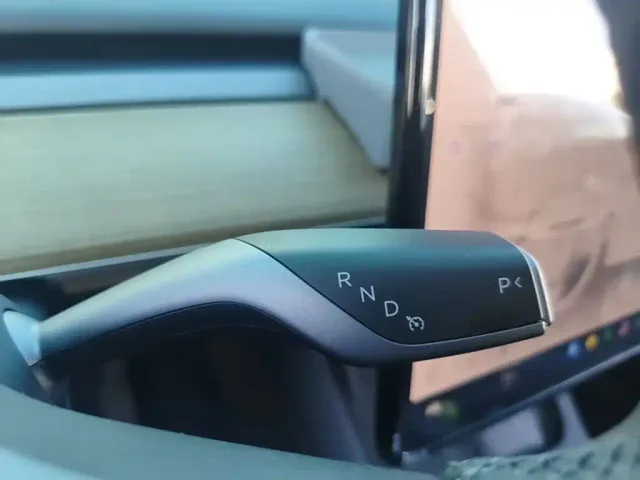 Tesla Model Y — Фото автомобиля 13