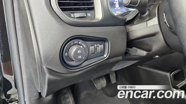Jeep Renegade — Фото автомобиля 16