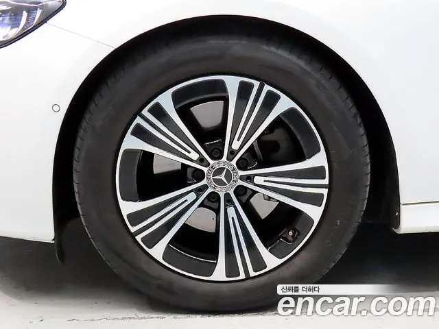 Mercedes-Benz E-Class — Фото автомобиля 20