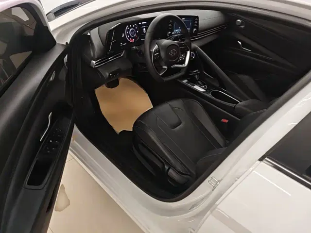 Hyundai Elantra — Фото автомобиля 15