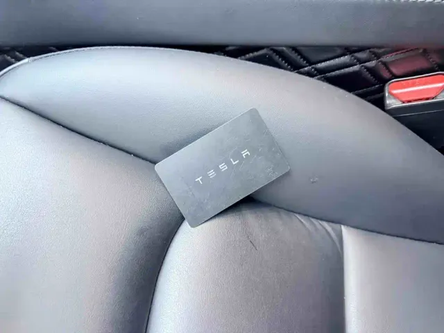 Tesla Model 3 — Фото автомобиля 8