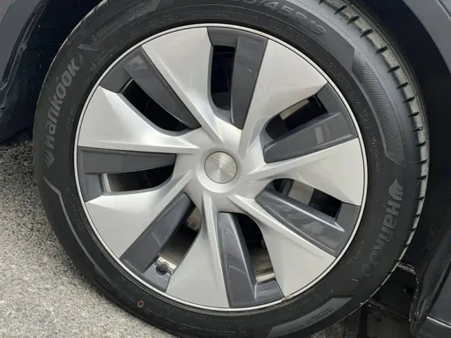 Tesla Model Y — Фото автомобиля 18