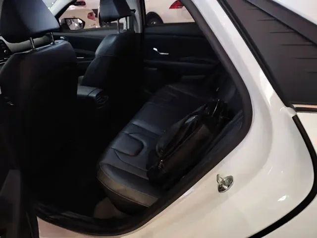 Hyundai Elantra — Фото автомобиля 16