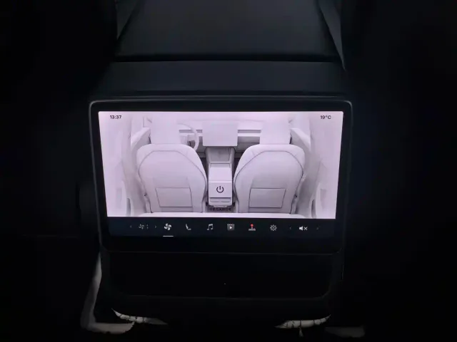 Tesla Model 3 — Фото автомобиля 12
