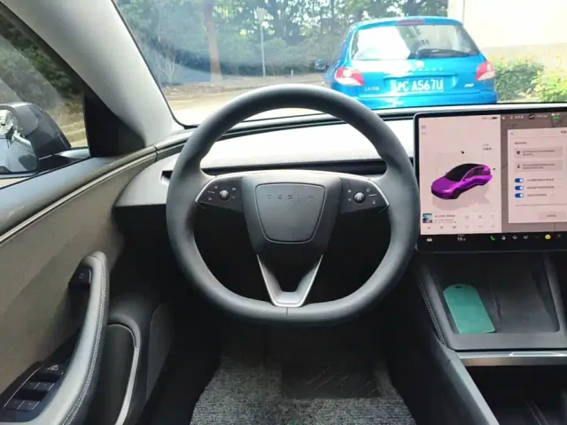 Tesla Model 3 — Фото автомобиля 10