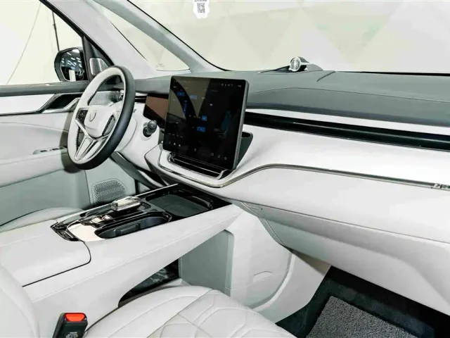 Volvo EM90 — Фото автомобиля 21