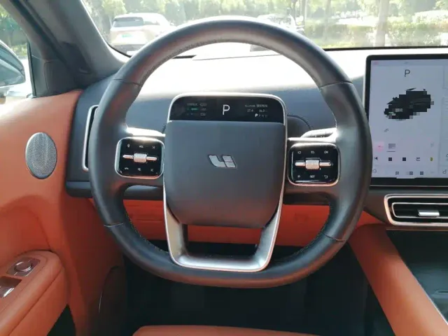 Li Auto L8 — Фото автомобиля 11